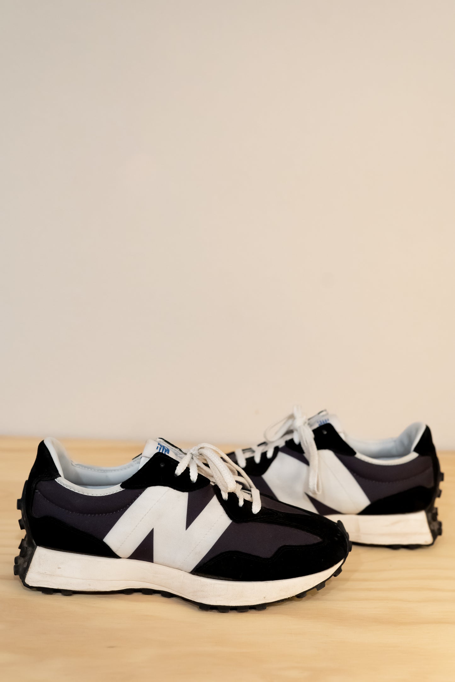 New Balance 327 Black Magnet/White