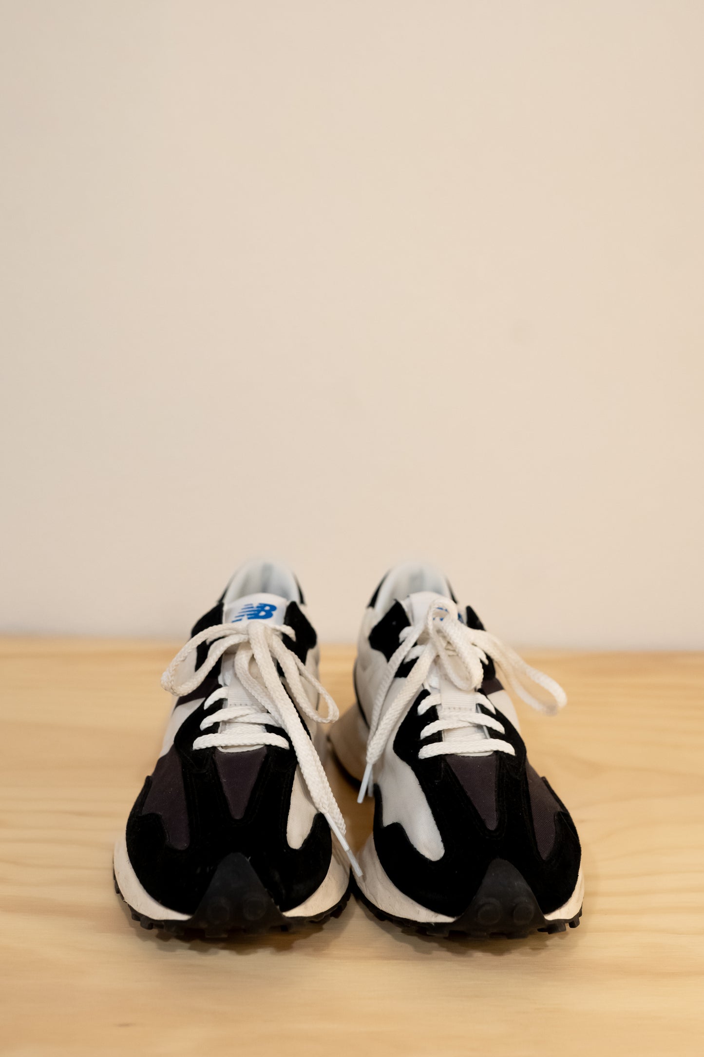 New Balance 327 Black Magnet/White