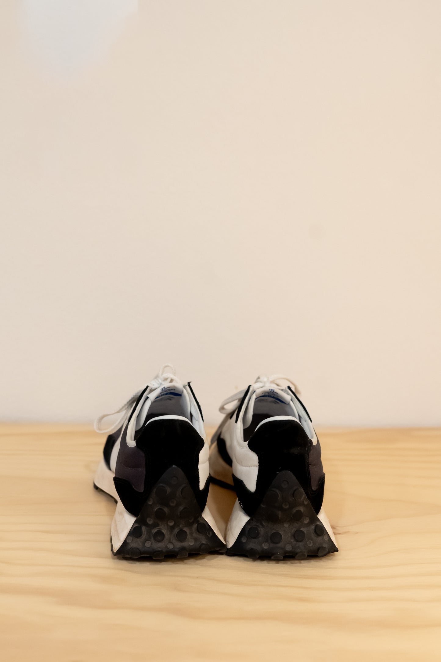 New Balance 327 Black Magnet/White